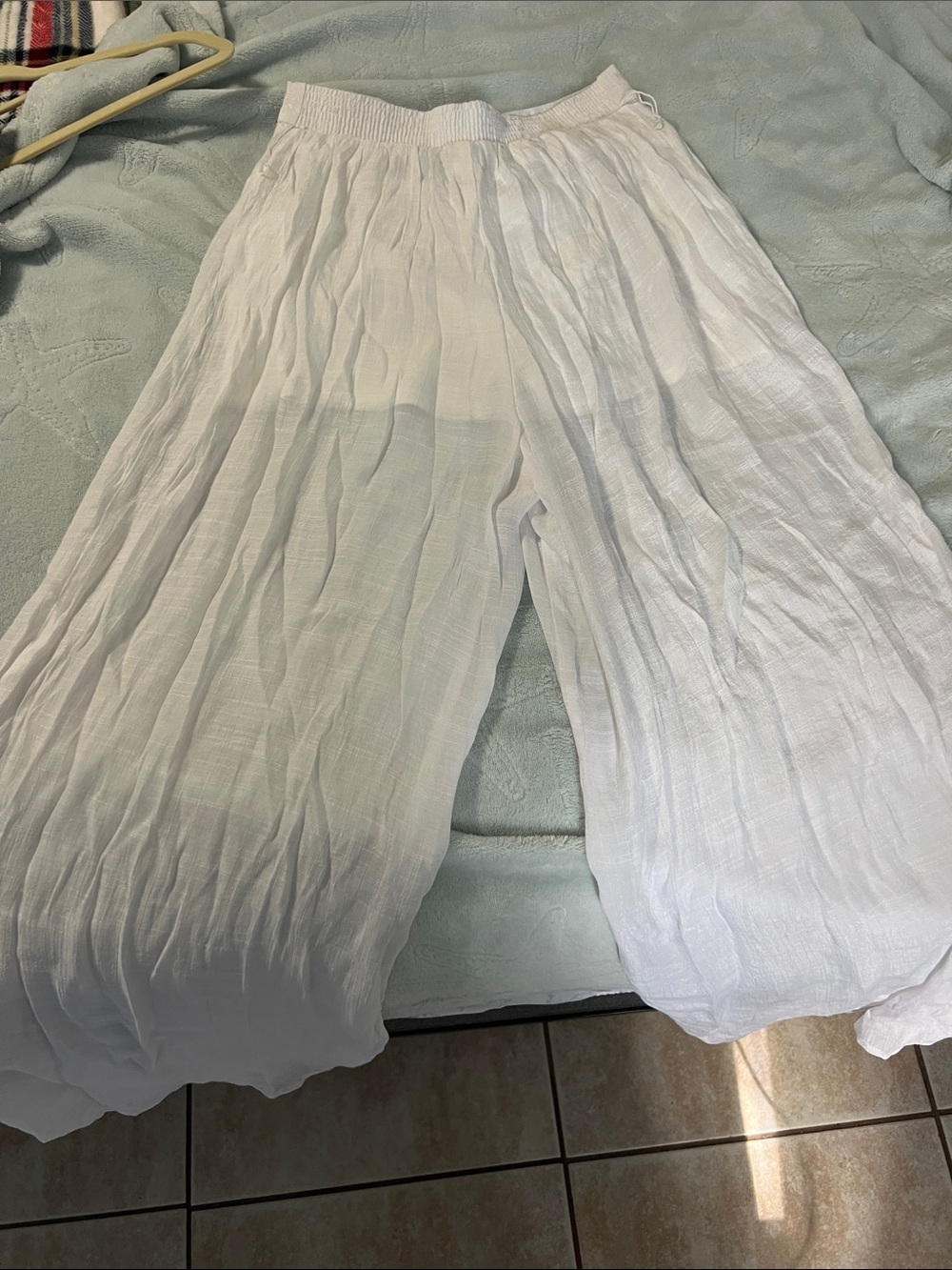 Iz Byer White Wide-Leg Pleated Pants